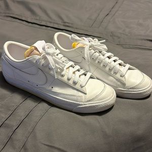 Nike women’s blazer ‘77 low shoes, white, size 8